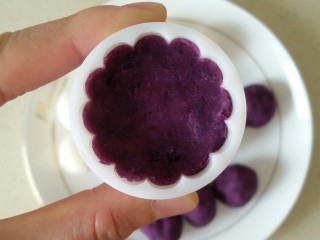 紫薯山药糕,再放一个紫薯球，轻轻压平压实。