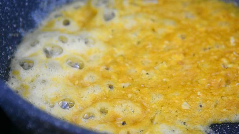 吃货们的福音—黄金什锦蛋炒饭，原来好吃的炒饭是这么做出来的,油烧至五成热，下咸蛋黄，炒至起泡。