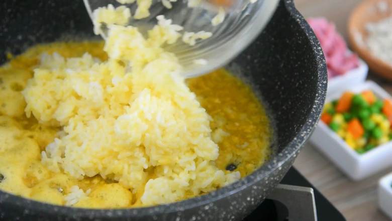 吃货们的福音—黄金什锦蛋炒饭，原来好吃的炒饭是这么做出来的,倒入米饭，翻炒炒匀。