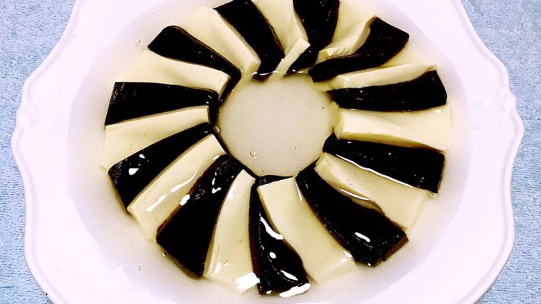 黑白双福,调制好的汤汁均匀的淋在双色豆腐上