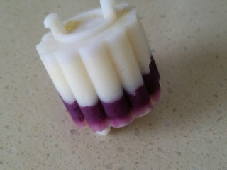 紫薯山药糕,取模具压实后脱模。