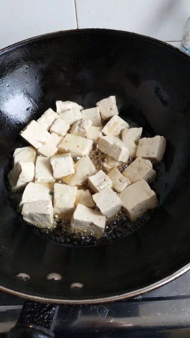砂锅豆腐青菜,热锅入油放入豆腐香煎