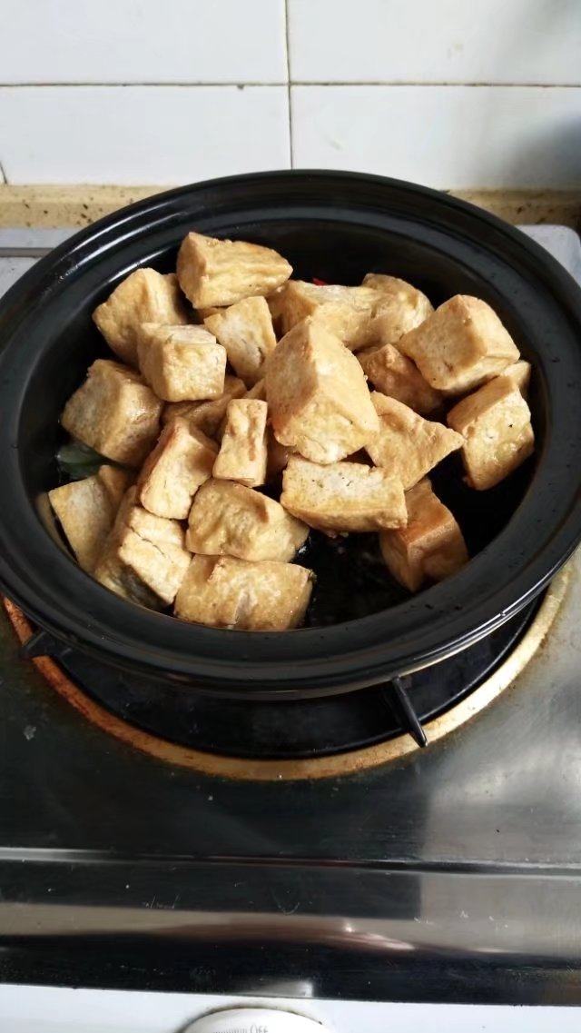 砂锅豆腐青菜,放入煎好的豆腐