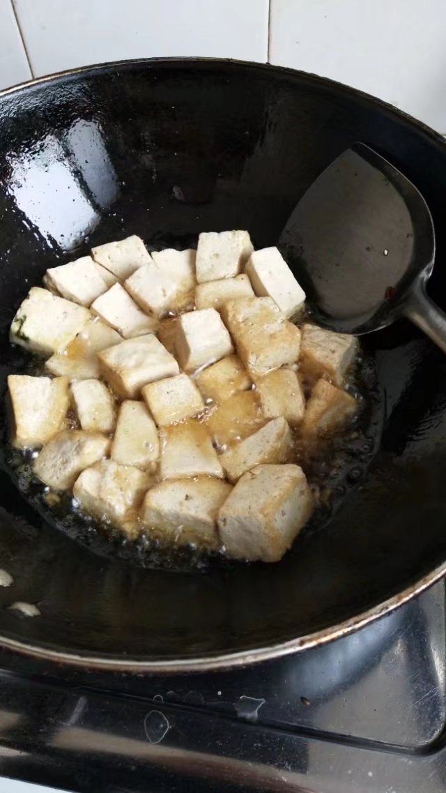 砂锅豆腐青菜,一面煎至微黄