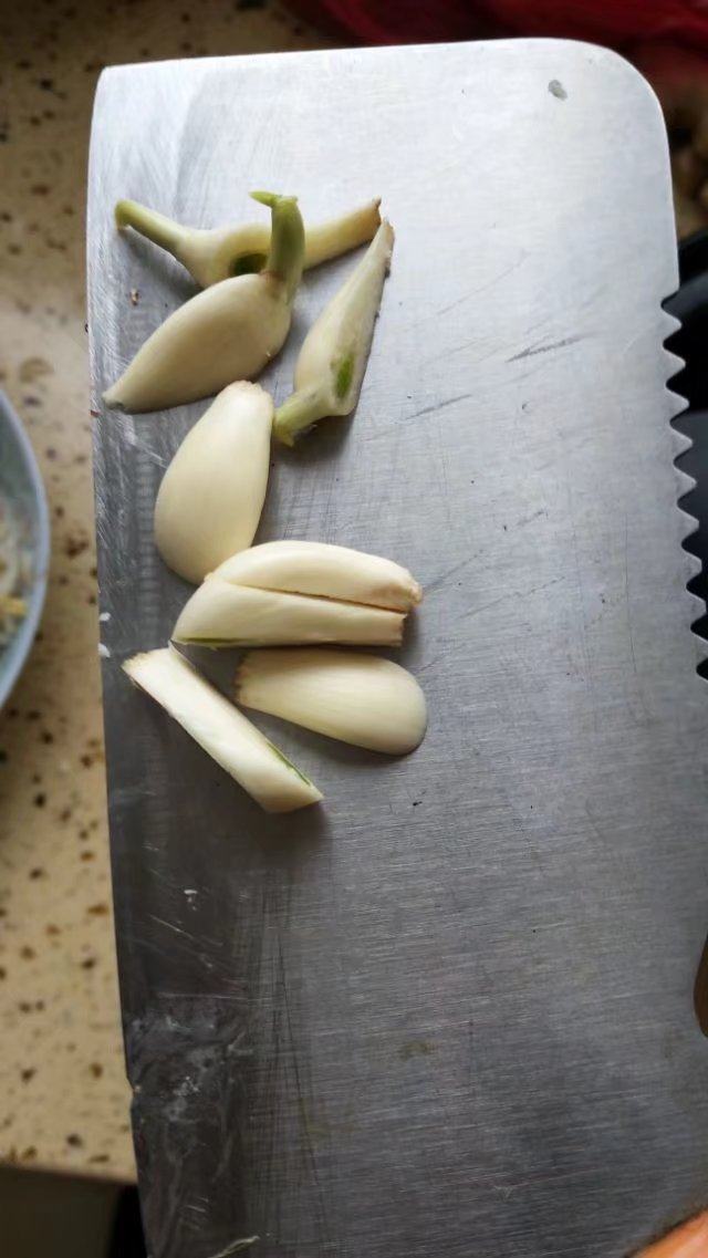 砂锅豆腐青菜,再切一些蒜片加入锅内入味