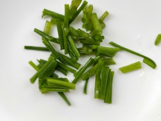 营养黄花菜木耳炒肉,准备小香葱。