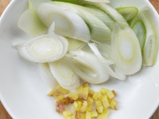 营养黄花菜木耳炒肉,准备姜末和葱。