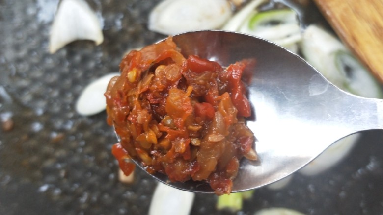 营养黄花菜木耳炒肉,放一勺鲜椒酱。