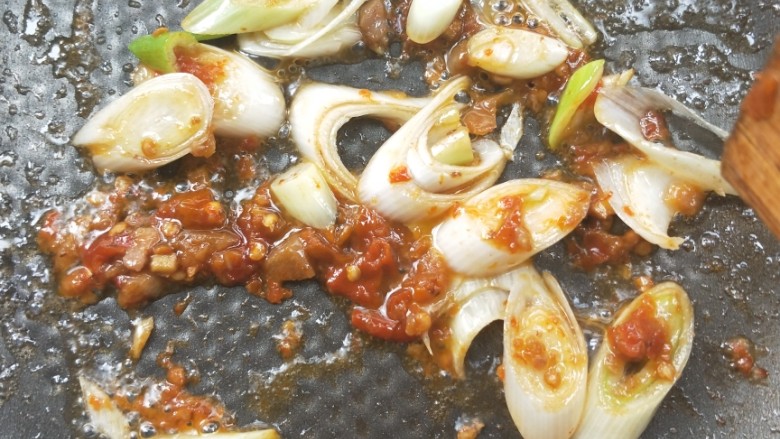 营养黄花菜木耳炒肉,小火🔥煸炒。