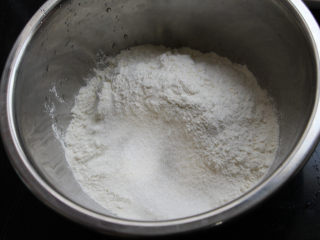 蓝莓荷叶夹,面粉中加入白砂糖，加白砂糖一是为了更好的发酵，二是能增加馒头的洁白度。