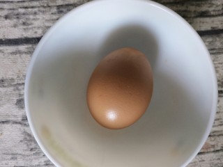 蒜香煎馒头片,准备一个鸡蛋