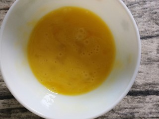 蒜香煎馒头片,打成蛋液搅匀