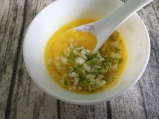 蒜香煎馒头片,把切好的葱花和蒜末放在鸡蛋液里