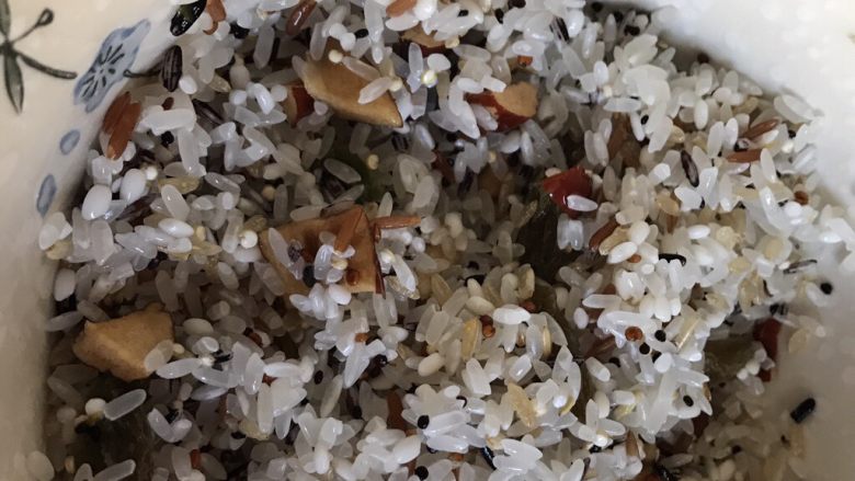 一人食 南瓜杂粮饭,泡好的米类倒掉水，放入红枣丁和葡萄干混合均匀