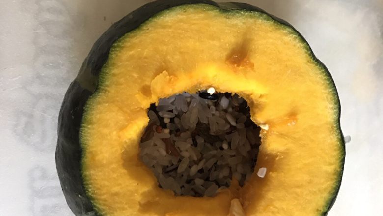 一人食 南瓜杂粮饭,将混合好的材料倒入南瓜的一半