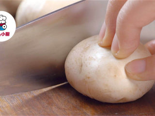 超低脂白酱蘑菇意面,口蘑6朵切片，洋葱半个切成小块