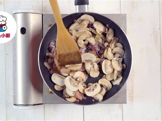 超低脂白酱蘑菇意面,平底锅开中火，放入培根2片，煎熟，倒入洋葱块、蒜、口蘑片，炒熟