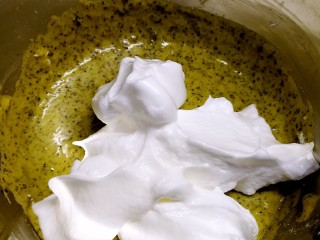 黑芝麻核桃戚风,取三分之一蛋白霜放进蛋黄糊用翻拌和切拌的手法混合均匀
