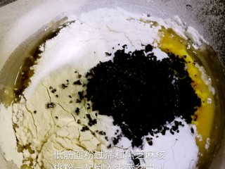 黑芝麻核桃戚风,低筋面粉过筛和黑芝麻核桃粉一起倒入蛋黄盆
