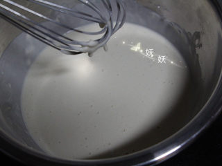 金针菇天妇罗,用蛋抽搅打均匀，轻轻搅拌即可，切记不要过度搅拌。