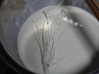 金针菇天妇罗,把沾过天妇罗粉的金针菇放到浆糊里沾一沾。