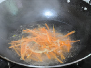 鸡蛋蘸酱卷,烧开一锅水，将胡萝卜丝放进去汆烫至微微断生