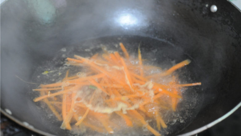 鸡蛋蘸酱卷,烧开一锅水，将胡萝卜丝放进去汆烫至微微断生