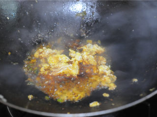 鸡蛋蘸酱卷,加入鸡蛋和调匀的酱汁，加入盐，煸炒一会儿，至酱中的水分蒸发一些，使酱汁比较粘稠。