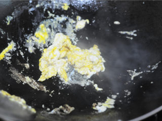 鸡蛋蘸酱卷,鸡蛋打散，倒入油锅后迅速用筷子滑散，然后关火盛出备用