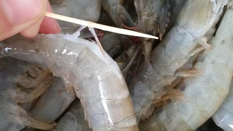 香辣虾,用牙签挑出虾线。