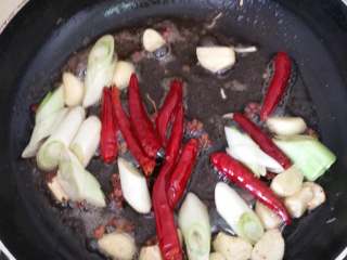 香辣虾,锅内底油继续加热，放葱蒜和红辣椒爆香，加一把花椒粒。