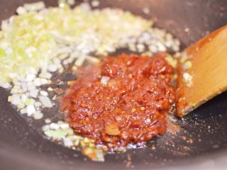 蚂蚁上树
（泡菜粉丝肉末）,放入一大勺郫县豆瓣酱炒出红油。