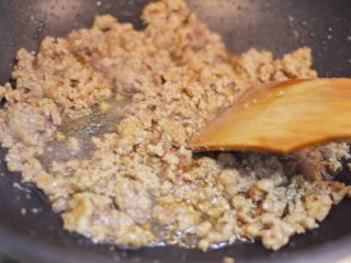 蚂蚁上树
（泡菜粉丝肉末）,锅中油烧热，放入肉馅迅速滑散。