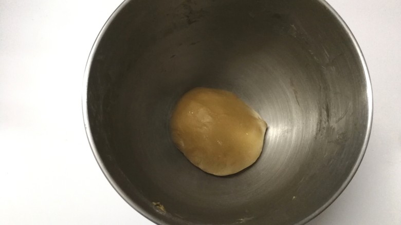 红糖吐司,把面团收圆放回盆子里，盖上保鲜膜，放置温暖处发酵