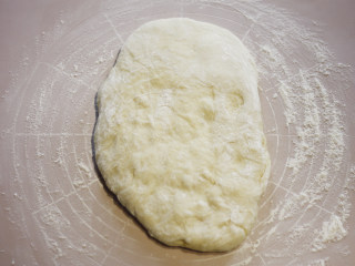 原味基础吐司（面包机版）,发酵好的面团揉开，排出面团中的气。