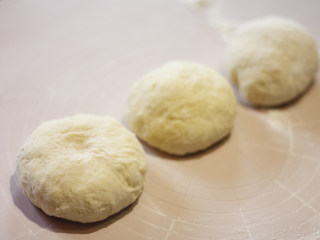 原味基础吐司（面包机版）,将面团分成差不多大小的三个面团。