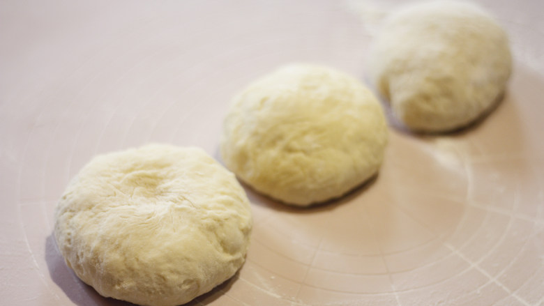 原味基础吐司（面包机版）,将面团分成差不多大小的三个面团。