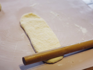 原味基础吐司（面包机版）,将三个面团分别擀开，成长形的面饼状。