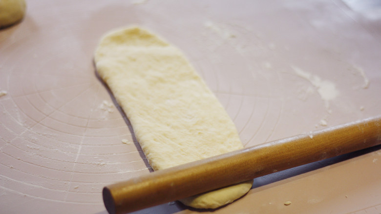 原味基础吐司（面包机版）,将三个面团分别擀开，成长形的面饼状。