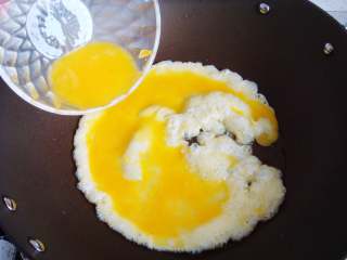 五彩虾仁炒饭,鸡蛋加入少许盐打散，油热后倒入锅中。翻炒盛出备用。