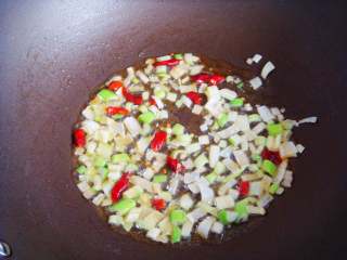 五彩虾仁炒饭,锅里再倒入拉多蕾娅橄榄油倒入葱辣椒煸香。（不喜辣可忽略不放）。