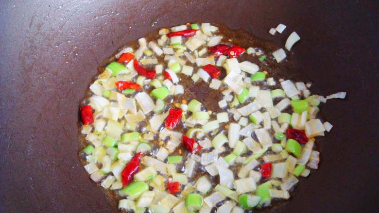 五彩虾仁炒饭,锅里再倒入拉多蕾娅橄榄油倒入葱辣椒煸香。（不喜辣可忽略不放）。