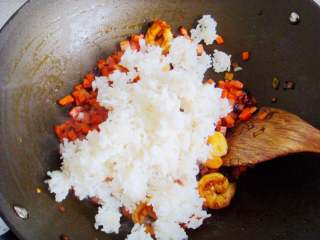 五彩虾仁炒饭,倒入大米饭。