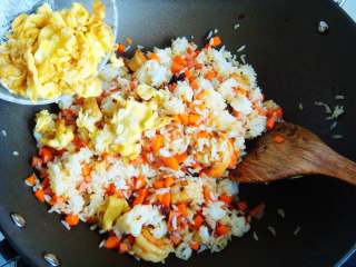五彩虾仁炒饭,翻炒几下后倒入鸡蛋。