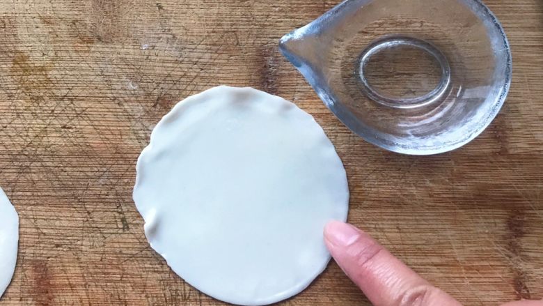 百变饺子皮+鸡蛋灌饼,一张饺子皮边上涂上少许清水，注意留一个倒蛋液的口子