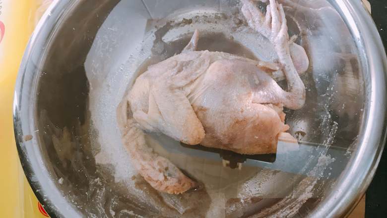 柠香椒盐烤鸡,封上保鲜膜，腌制两个小时。