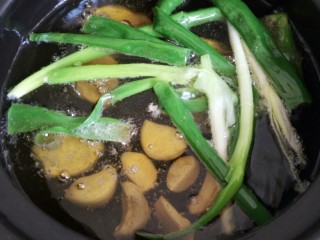 重庆麻辣火锅底料,融化后加入葱，姜，蒜炸熟捞出备用