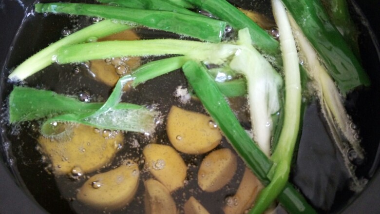 重庆麻辣火锅底料,融化后加入葱，姜，蒜炸熟捞出备用