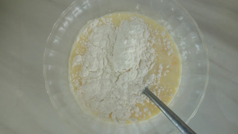 网格蛋饼,筛入低筋面粉搅拌至顺滑无颗粒