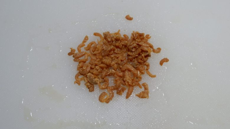 翡翠海米熏干,然后沥干水切成碎粒